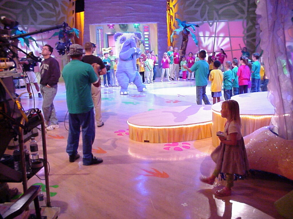 ava-watches-Bozark-dance-during-Animal-Jam-shoot